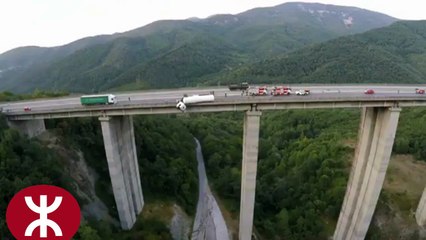 Accidents un camion suspendu dans le vide à 128 m de hauteur d'un pont en Bulgarie