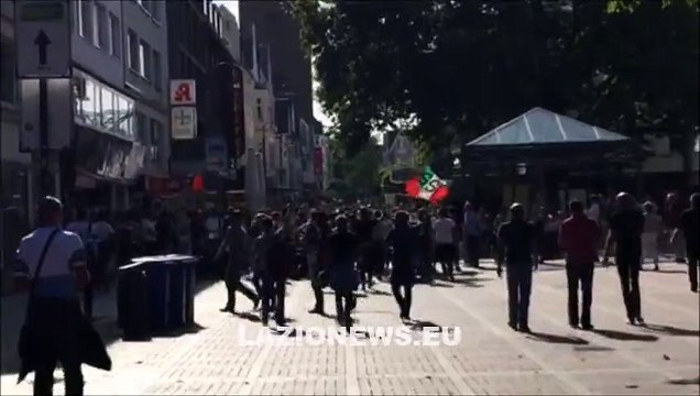 Bayer-Lazio, a Leverkusen i tifosi cantano La società dei magnaccioni
