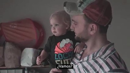 Así reaccionó un bebé luego de sentir lluvia por primera vez