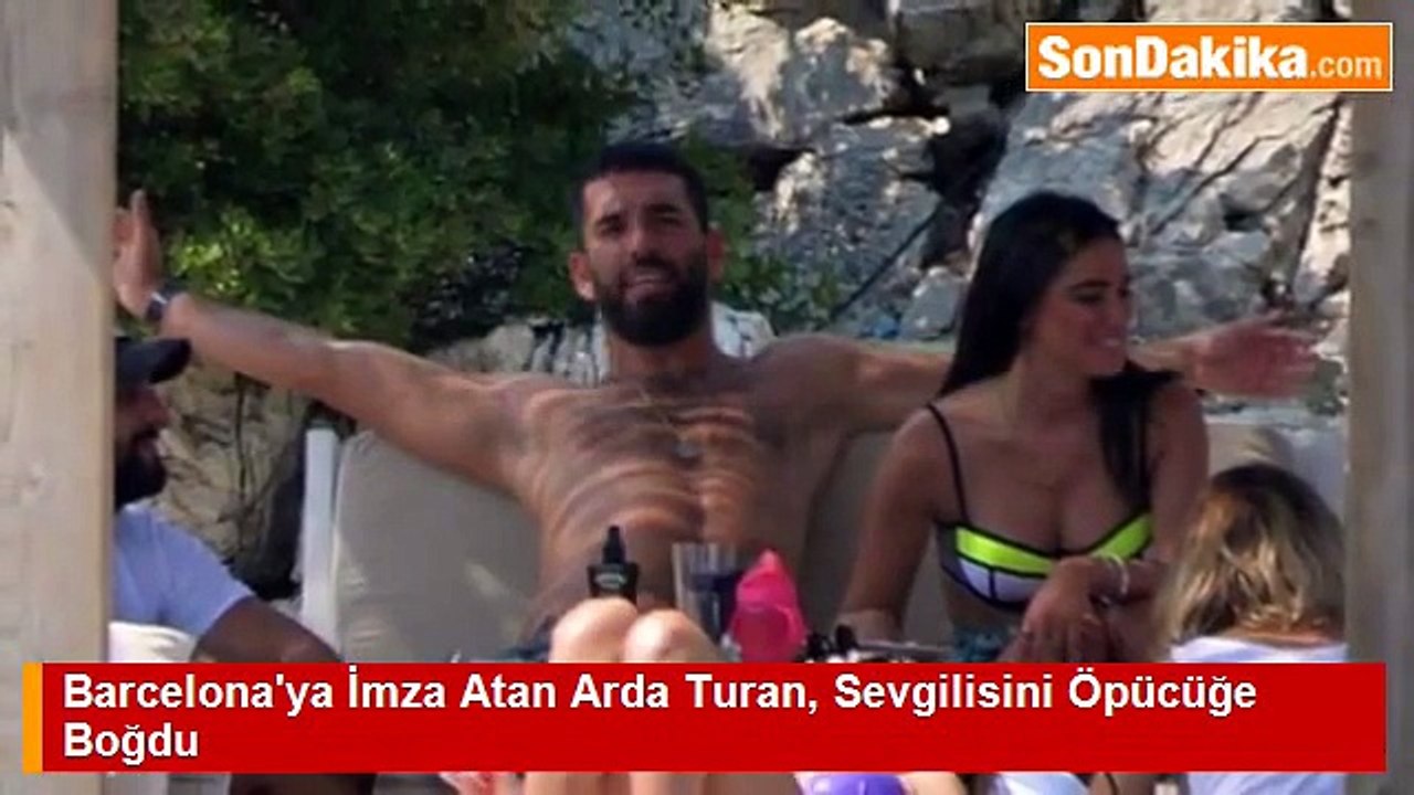 Barcelona’ya İmza Atan Arda Turan, Sevgilisini Öpücüğe Boğdu