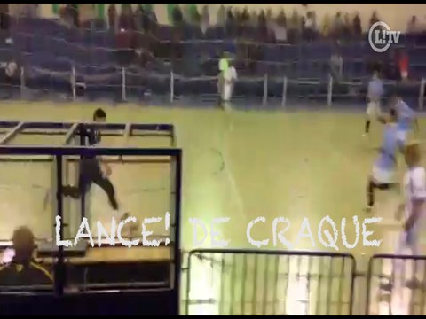 L! de craque: Goleiro internauta faz golaço do meio da quadra