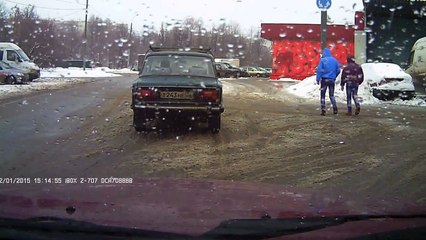 Лобненский маршрут - перекресток с круговым движением на Ангарской улице (учебное видео)