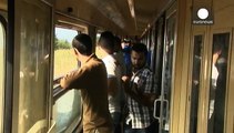 همراهی خبرنگار یورونیوز با پناهجویان در مرز مقدونیه و صربستان