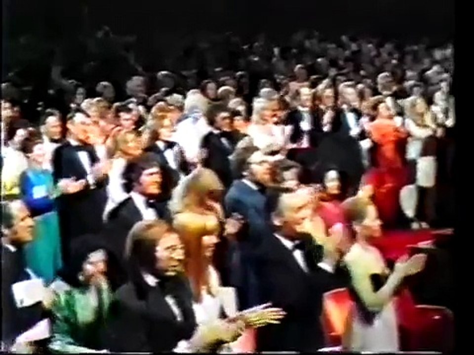 Charles chaplin recebe oscar legendado