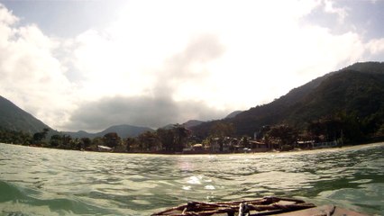 Barco em PET, navegando nas ondas de  Ubatuba, SP, Brasil na Praia da Enseada