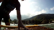 Barco em PET, navegando nas ondas de  Ubatuba, SP, Brasil na Praia da Enseada