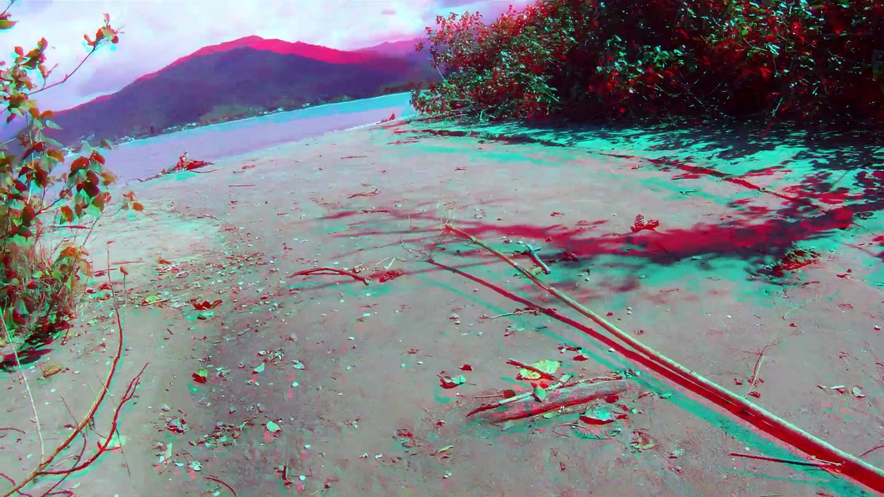 Vídeos 3D, visão dupla, tridimensional, óculos 3D, passeio nas areias dos mares de Ubatuba, SP, Brasil
