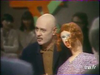 Le Professeur choron présente une poupée gonflable inseminée avec le sperme de Coluche