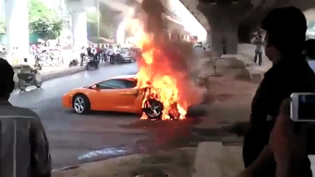 Hier geht ein Lamborghini in Flammen auf