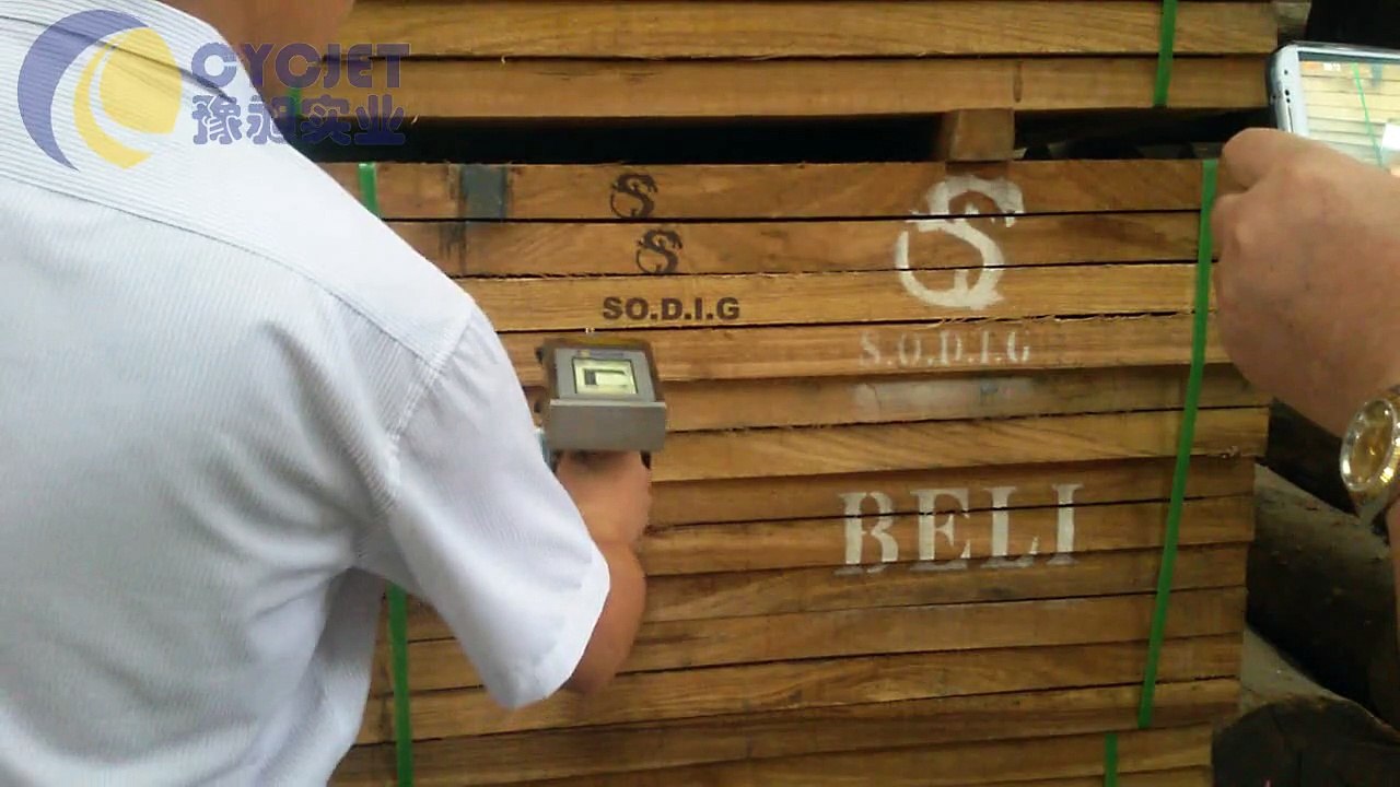 Timber Handheld inkjet printing_How to print Wood-CYCJET Large Character Hand Jet Printer_Industrial inkjet printer