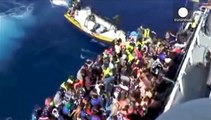 Soffocati nella stiva del barcone 51 migranti, 3.000 tratti in salvo solo ieri