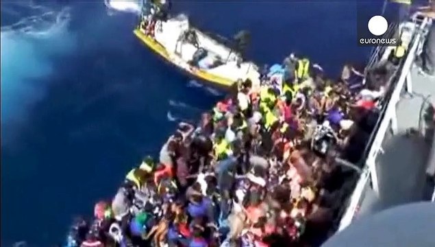 Soffocati nella stiva del barcone 51 migranti, 3.000 tratti in salvo solo ieri