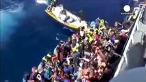 Более 50 нелегалов погибли в трюме судна, перехваченного в Средиземном море
