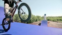 Le rider BMX Drew Bezanson utilise en port de stockage de containers comme skate park