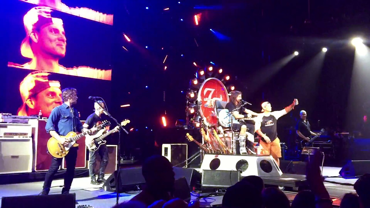 Dave Grohl invite un fan des Foo Fighters sur scène pour feter ses 50 ans...