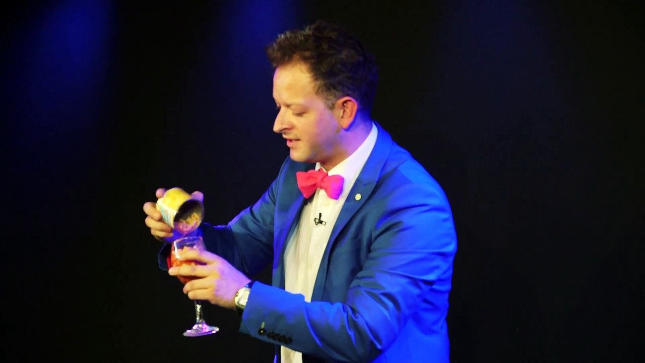 Un magicien demande en mariage sa petite amie avec des spaghettis... Tour de magie énorme