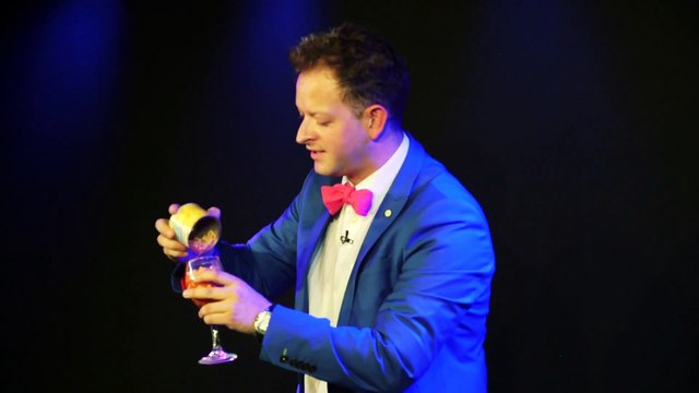 Un magicien demande en mariage sa petite amie avec des spaghettis... Tour de magie énorme