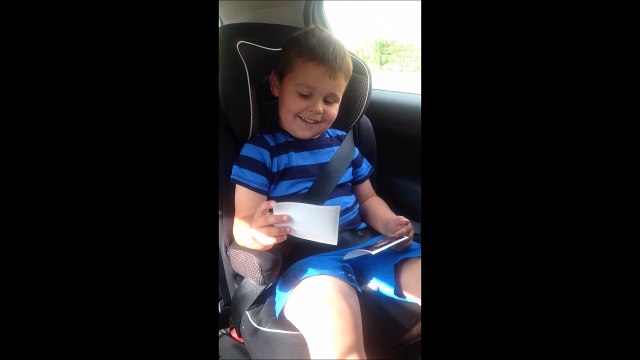 Cet enfant apprend qu'il va etre grand frère... Réaction magique!