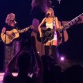 Taylor Swift interprète « Smelly Cat » avec Lisa Kudrow alias Phoebe de « Friends »