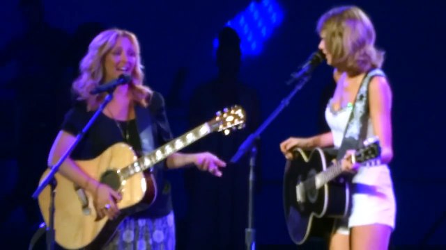 Taylor Swift et Lisa Kudrow chantent Smelly Cat