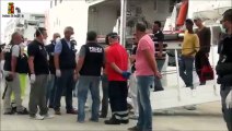 Ragusa - sbarcati 466 immigrati a Pozzallo, arrestati due scafisti
