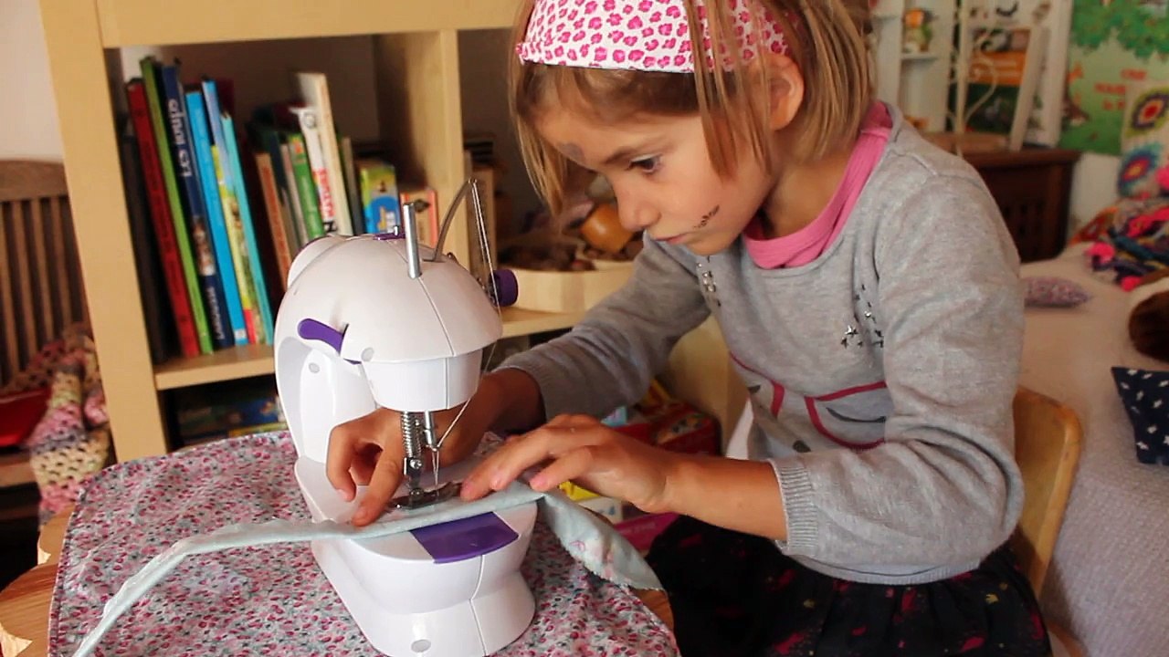 Maïa sur sa mini-machine à coudre ☆