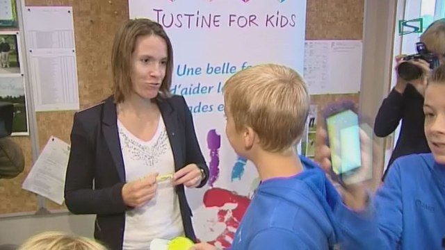 Justine Henin reçoit un chèque de 6500 euros pour sa fondation Justine for kids