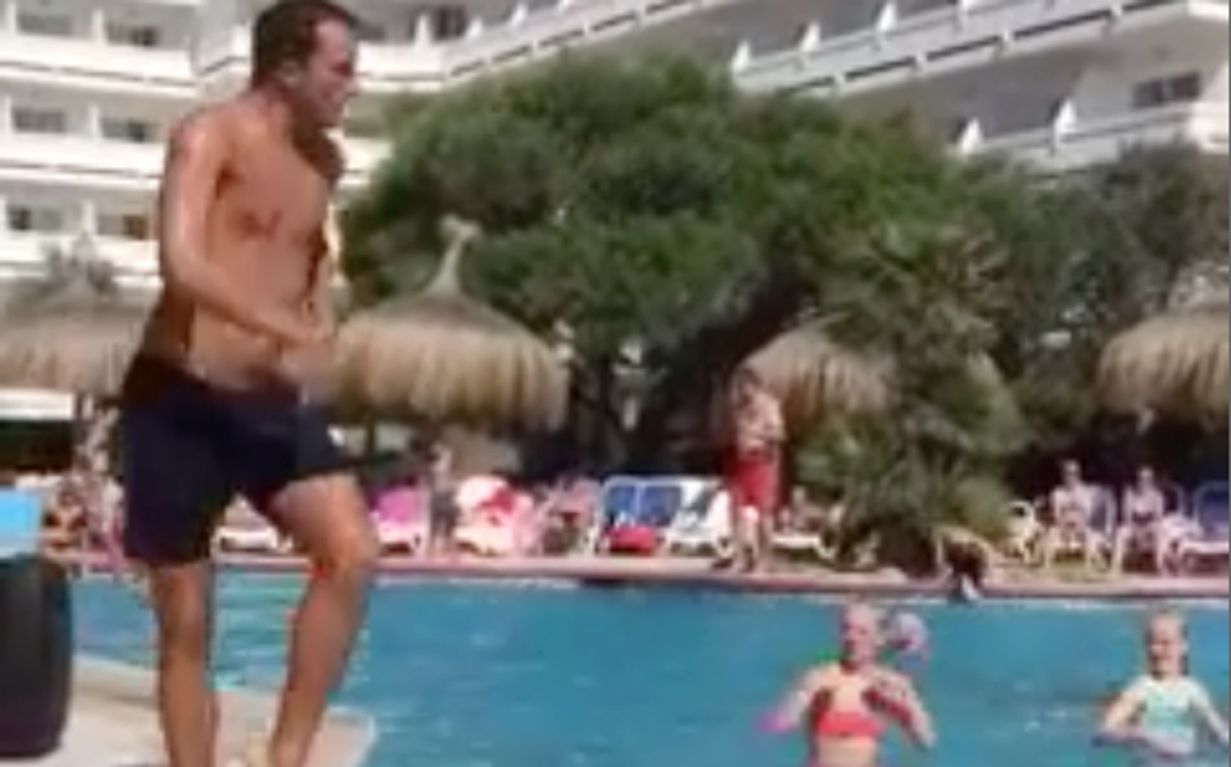 Un Prof D Aquagym Craque Sur Beyonce Et Danse Comme La Star Video Dailymotion