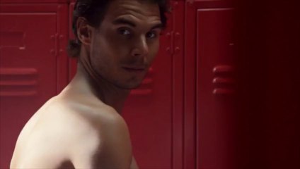 Nadal enlève le bas pour une marque de sous-vêtements