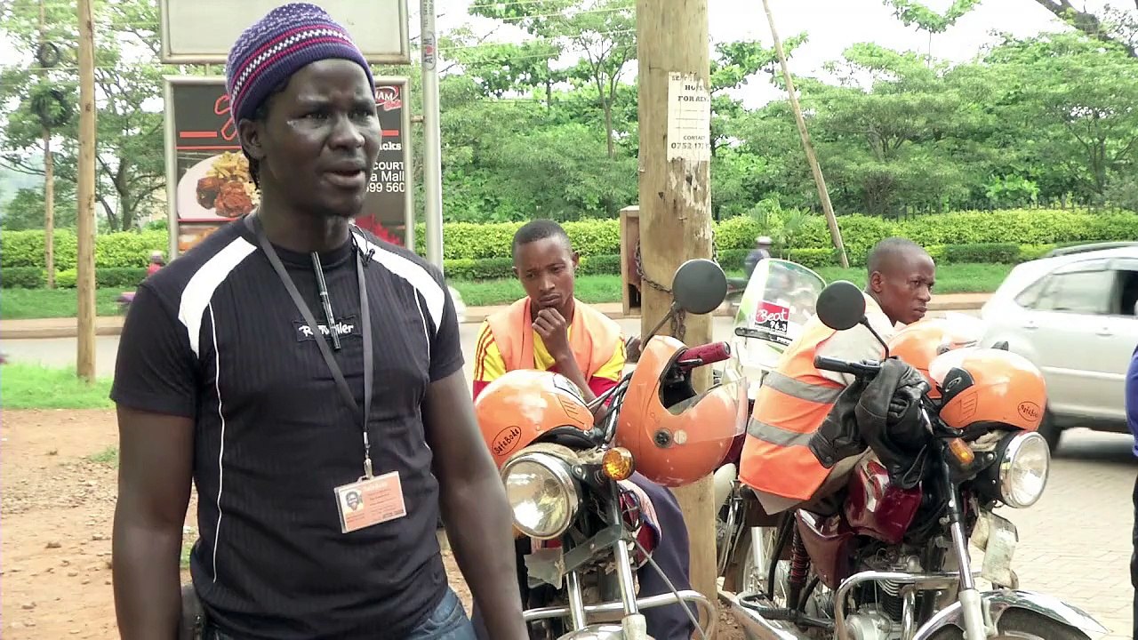 Ugandas moped-taxis werden sicherer