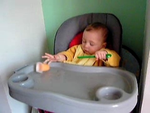 Kyllian joue après son repas