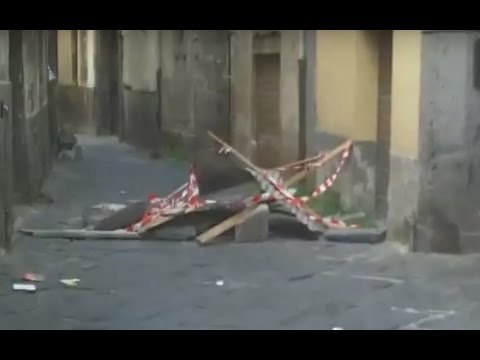 Aversa (CE) - Via Cesare Golia tra sporcizia e pericolo crolli (26.08.15)