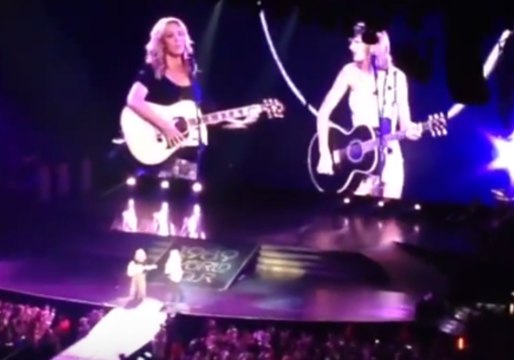 Lisa Kudrow Joins Taylor Swift to Perform Friends Classic Smelly Cat