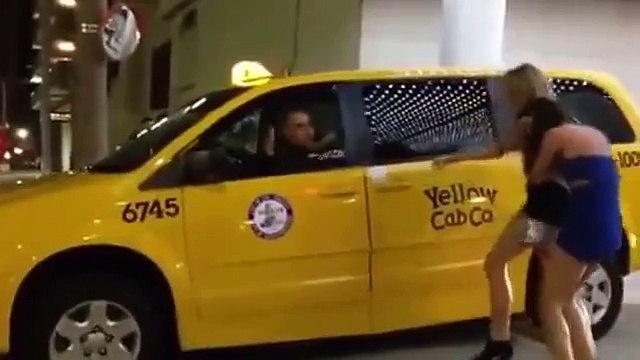 Пьяные подруги дерутся возле клуба Drunk girlfriend fight outside the club