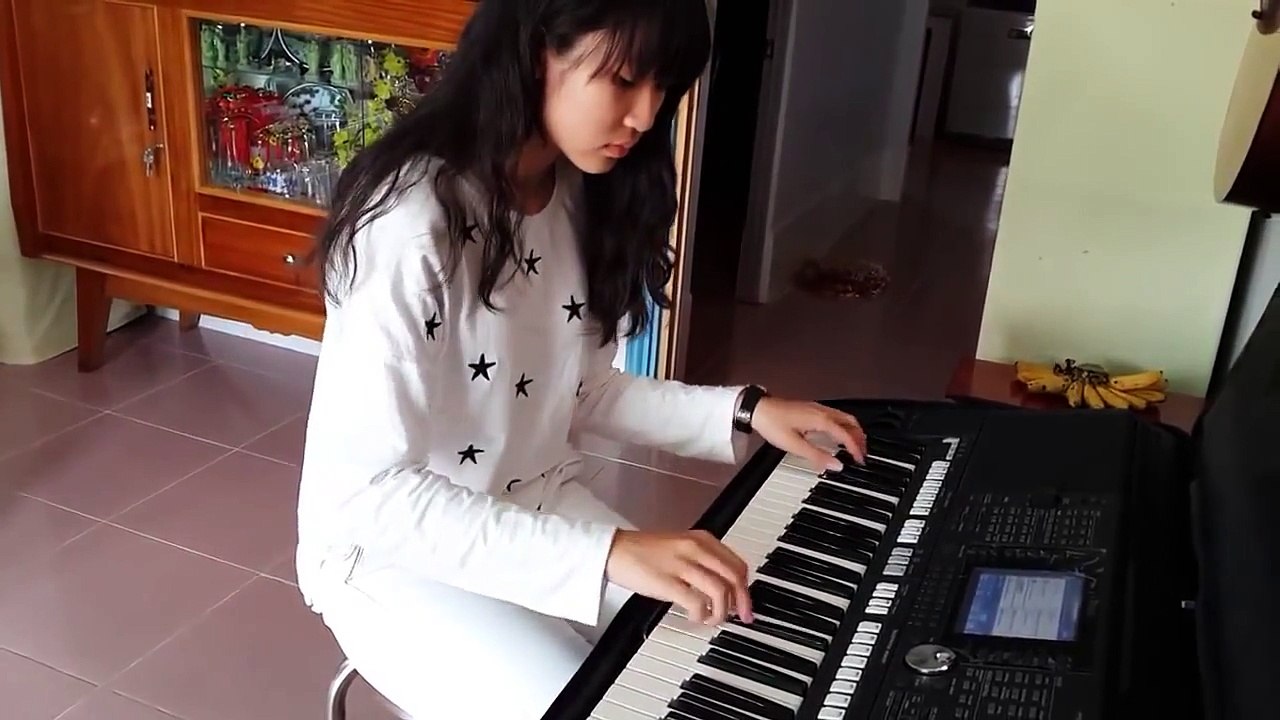Em gái xinh đẹp chơi Organ cực đã