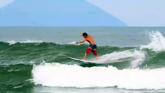 Quand Thiago Camarão saute par-dessus un autre surfeur