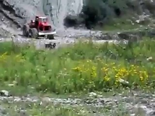 Un mauvais conducteur professionnels de la montagne pente sur la route