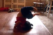 Bambino di 1 anno che balla la breakdance!!