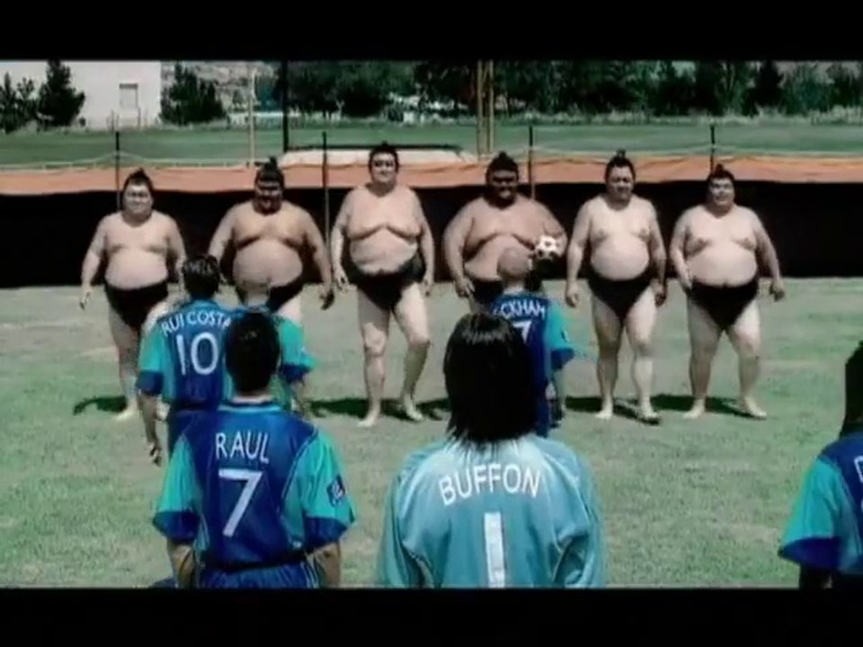 Pepsi : Sumo vs. Beckham, Roberto Carlos, Veron, Raúl, Rui Costa & Davids