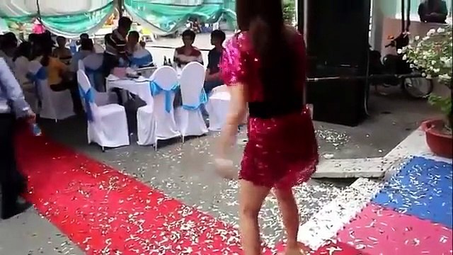 Em gái xinh đẹp hát đám cưới cực hay, Quá xinh hát quá hay