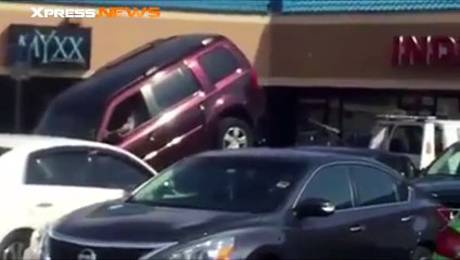 Cet homme essaye de décrocher sa voiture du camion de la fourrière