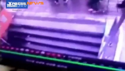 Un trou avale subitement 4 personnes à un arrêt de bus