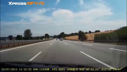 Une Audi TT roulant à toute allure évite la collision de justesse sur l'autoroute