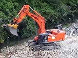 Abbruchbagger hebt Armierungsstahl (Hitachi Zaxis 870)