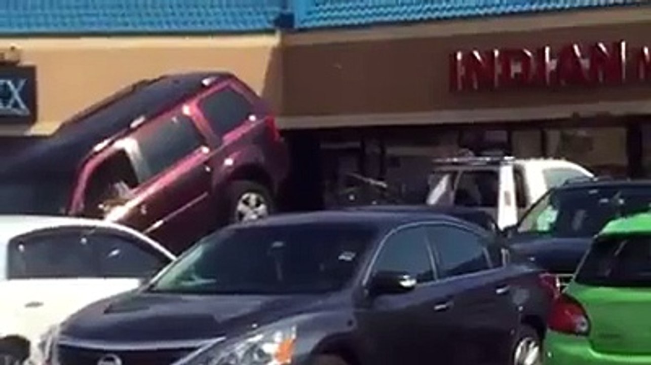 Automobiliste veut décrocher sa voiture du camion de la fourrière