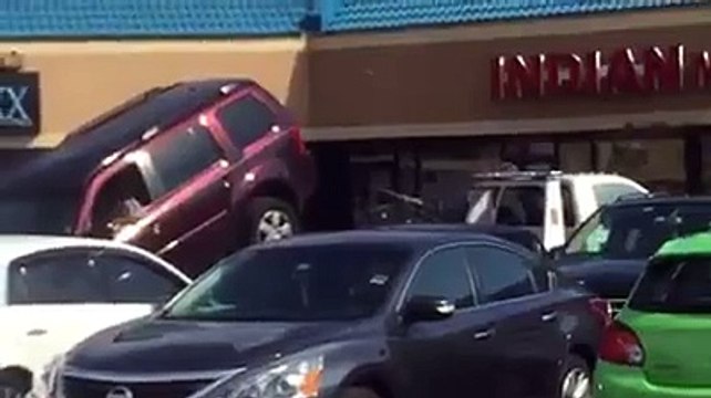 Automobiliste veut décrocher sa voiture du camion de la fourrière