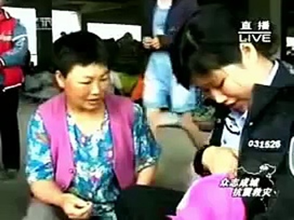 Chinese Policewoman Breast-feeds Earthquake-stricken Babies