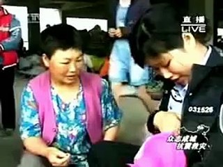 Chinese Policewoman Breast-feeds Earthquake-stricken Babies