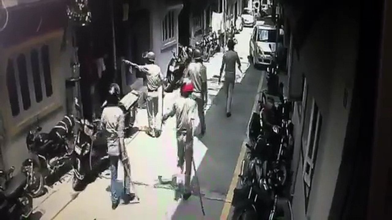 Gujarat me  police ka gunda raj