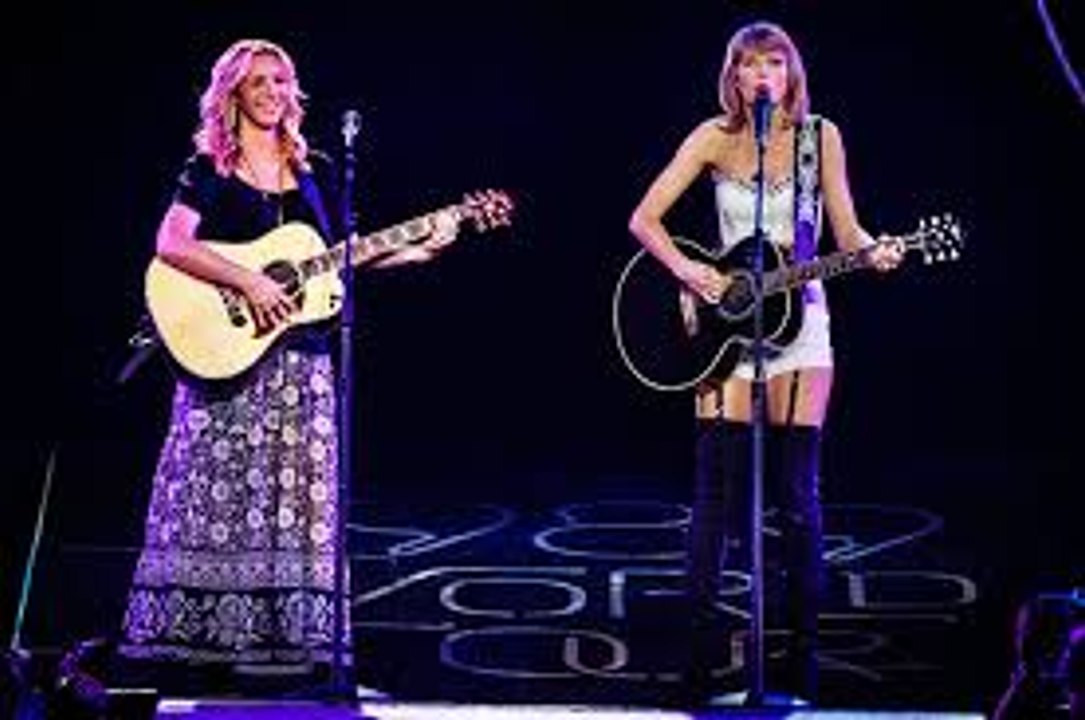 Taylor Swift and Lisa Kudrow Smelly Cat  from Friends Clip at Staples Center